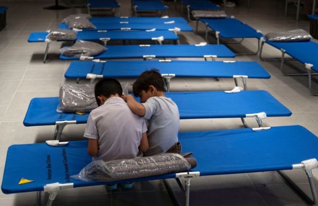 Niños en una de las habitaciones del albergue Assabil de Tijuana, México.