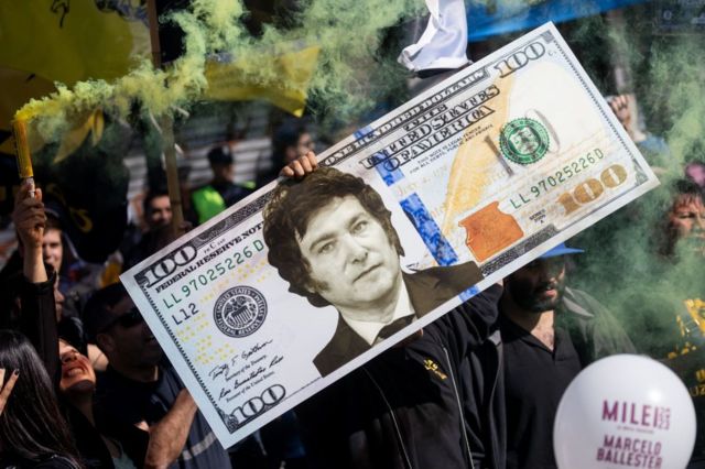 Dólar con imagen de Javier Milei