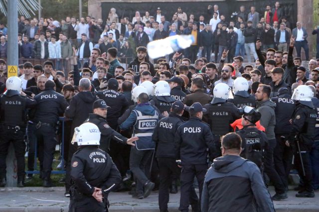 Az sayıda polis grubu durdurmaya çalıştı