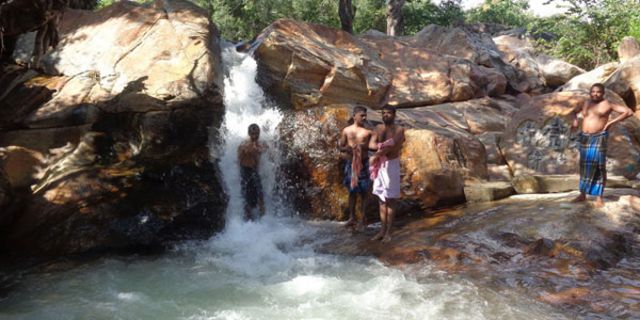 தேங்காய் உருளி அருவி