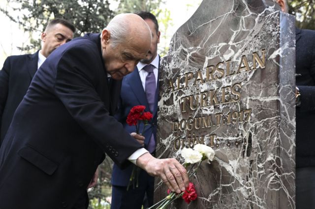 MHP lideri Devlet Bahçeli Alparslan Türkeş'in mezarı başında 