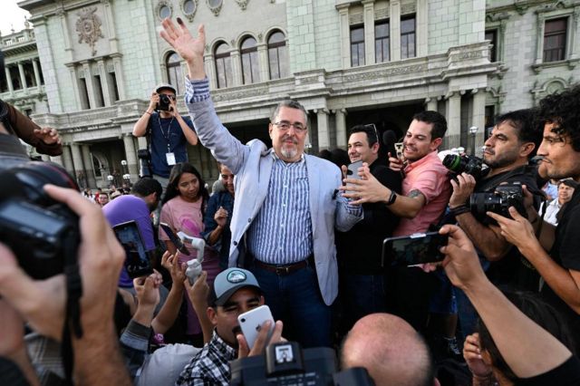 Bernardo Arévalo saluda a seguidores