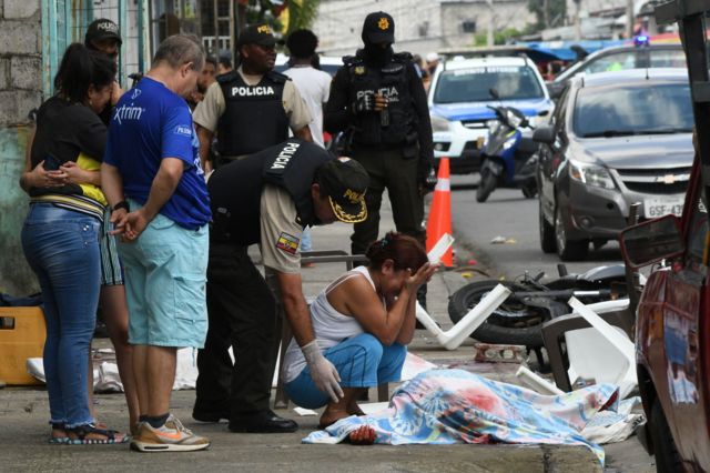 Una mujer llora junto al cuerpo de una persona asesinada durante un tiroteo en Guayaquil, EcuadorUna mujer llora junto al cuerpo de una persona asesinada durante un tiroteo en Guayaquil, Ecuador