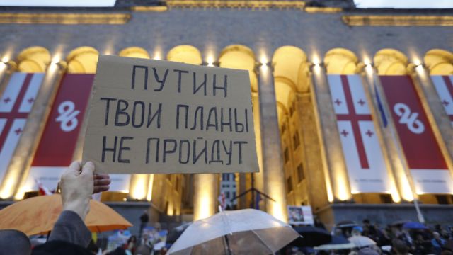 Плакат "Путин твои планы не пройдут" на акции против восстановления авиасообщения с Россией 