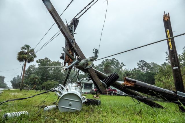 Un poste de energía caído después de que el huracán Idalia tocara tierra en Florida.