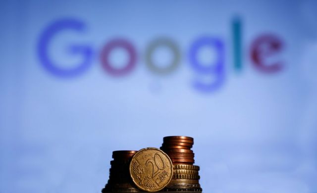 Monedas sobre un logo de Google
