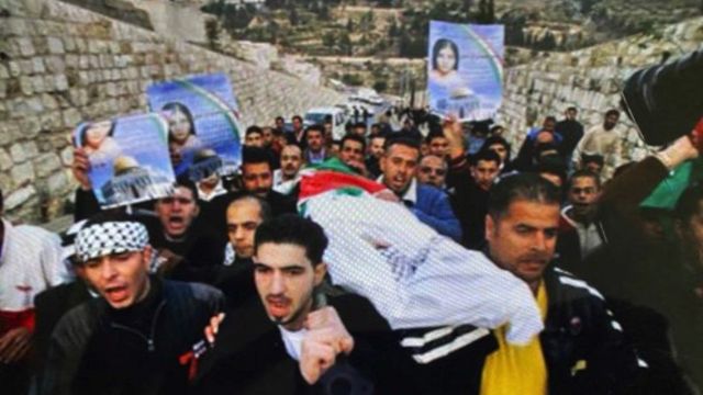 Procesión por con el cuerpo tras el asesinato de la hija de Bassam