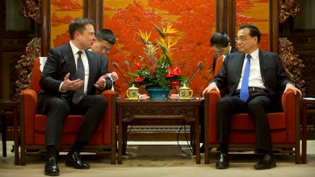 Маск и премьер-министр Китая Ли Кэцян в Пекине 9 января 2018 года