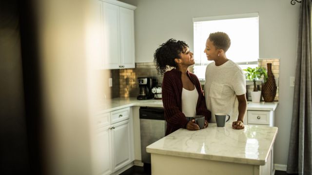 Casal na cozinha sorrindo