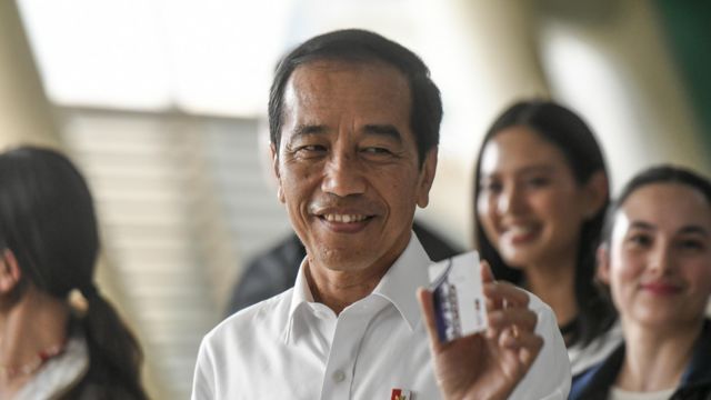 Presiden Joko Widodo bersama para artis berjalan memasuki stasiun untuk menaiki LRT Jabodebek menuju Stasiun Dukuh Atas di Stasiun Jatimulya, Bekasi, Jawa Barat, Kamis (10/8/2023). 