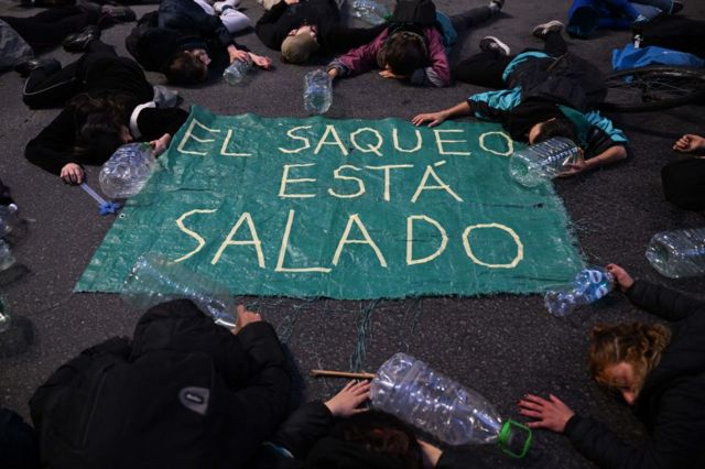 Grupo de manifestantes protestando en Montevideo a fines de mayo por lo que entienden que es un saqueo de los recursos naturales en Uruguay.