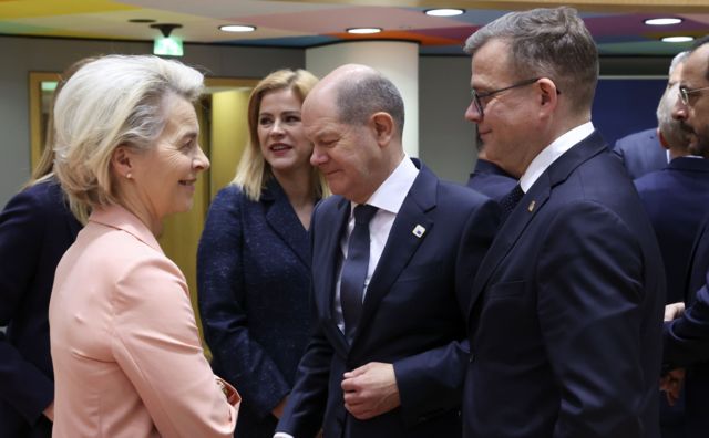 Председатель Еврокомиссии Урсула фон дер Ляйен беседует с канцлером Германии и премьер-министрами Латвии и Финляндиии
