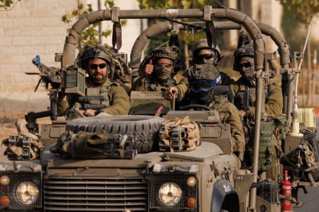 Guerre Israël - Hamas: comment la kufiya est devenue un symbole de  résistance pour les Palestiniens - BBC News Afrique