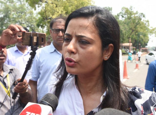 எம் பி மஹுவா மௌத்ரா பணம் வாங்கியதாக பாஜக எம் பி குற்றச்சாட்டு- நடந்தது என்ன?