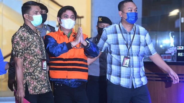 Tersangka kasus dugaan suap izin usaha pertambangan di Tanah Bumbu Mardani H Maming (tengah) mengenakan rompi tahanan usai menjalani pemeriksaan di gedung KPK, Jakarta, Kamis (28/7/2022). KPK resmi menahan mantan Bupati Tanah Bumbu tersebut setelah sebelumnya sempat menjadi DPO KPK.