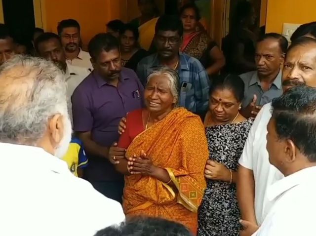 டிஐஜி விஜயகுமாரின் தாயாரை நேரில் சந்தித்து திண்டுக்கல் ஐ.பெரியசாமி ஆறுதல் கூறினார்