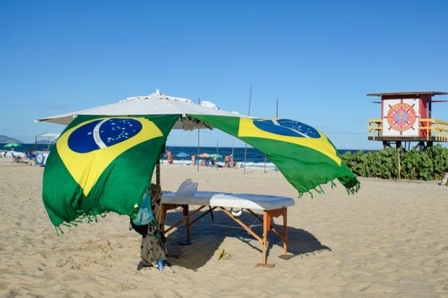 Una camilla de masaje en la playa de Copacabana