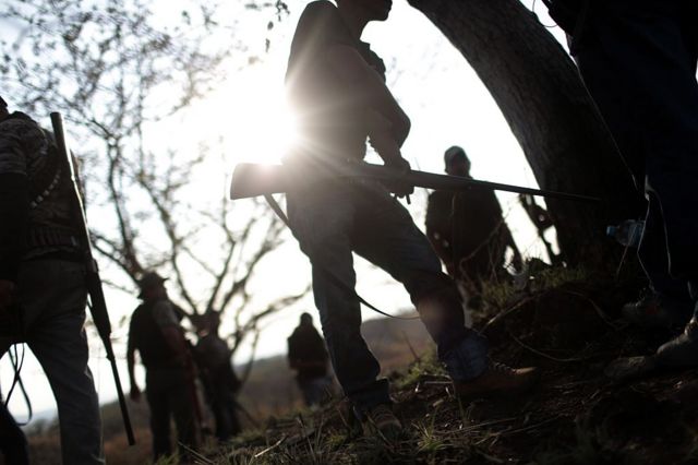 Un grupo de civiles armados en un campo de México.