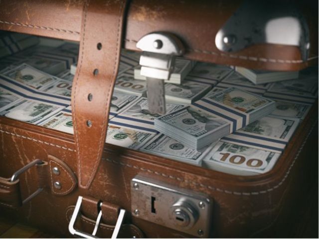 Une valise pleine d'argent  - 5e1cd500 fc6f 11ec bfa6 89ae37be3a04 - BANQUE  : Comment les banquiers de Londres ont aidé les méga-riches et les criminels à cacher leur richesse