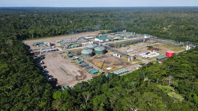 Foto aérea do Centro de Processamento Tiputini da estatal Petroecuador no parque nacional Yasuni, nordeste do Equador, tirada em 21 de junho de 2023