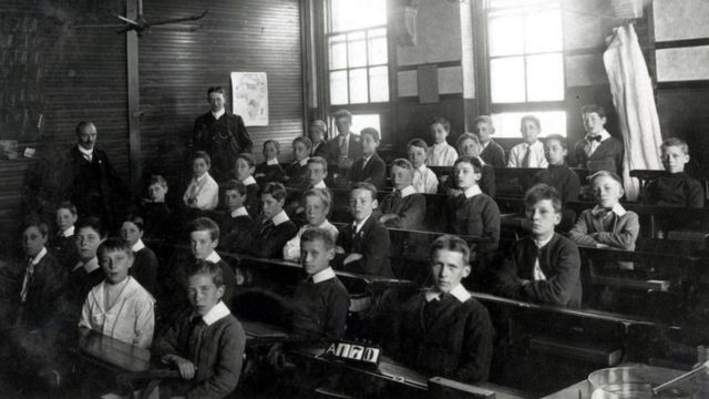 Bill Graydon, irmão de Edith, na sala de aula em meio a outros alunos, como Freddy Bywaters