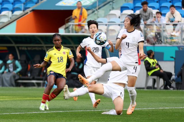 Linda Caicedo oberva la trayectoria de la pelota.