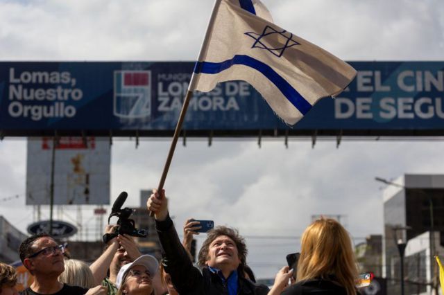 Javier Milei levanta una bandera de Israel.