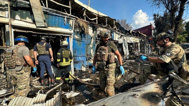 Socorristas buscan entre los escombros tras el ataque con misil en Kostyantynivka