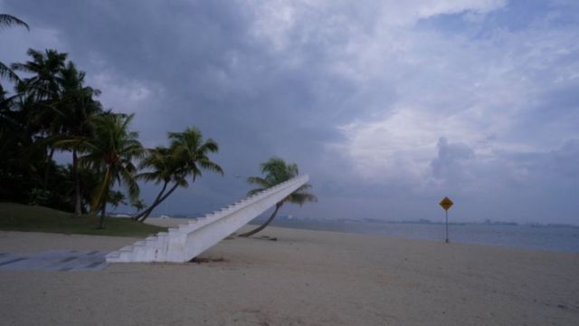 Una escalera en el medio de una playa. 