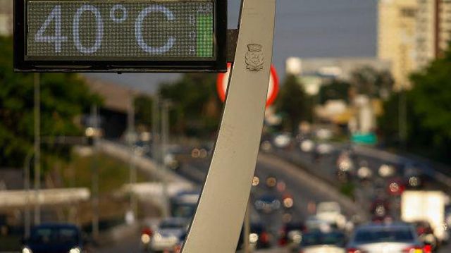 Relógio de rua em SP mostra temperatura de 40 graus Celsius