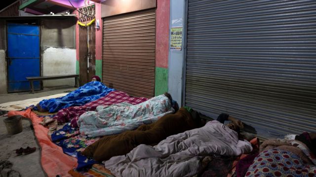 Personas afectas por el terremoto duermen en la calle. 