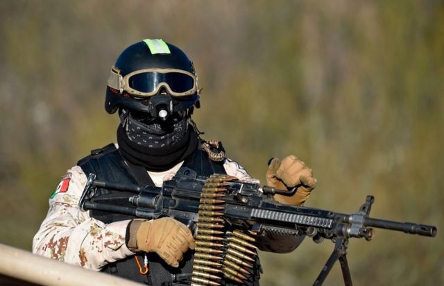 Militar mexicano en operativo contra los carteles.