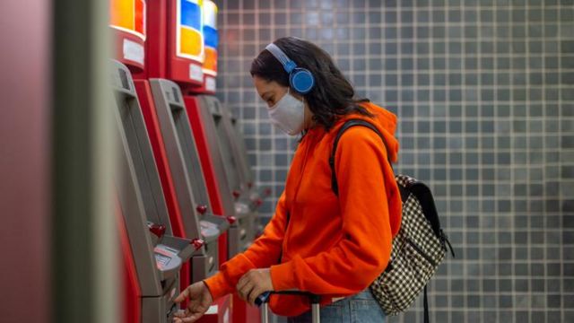 Jovem de mscara mexe em caixa eletrnico 24 horas