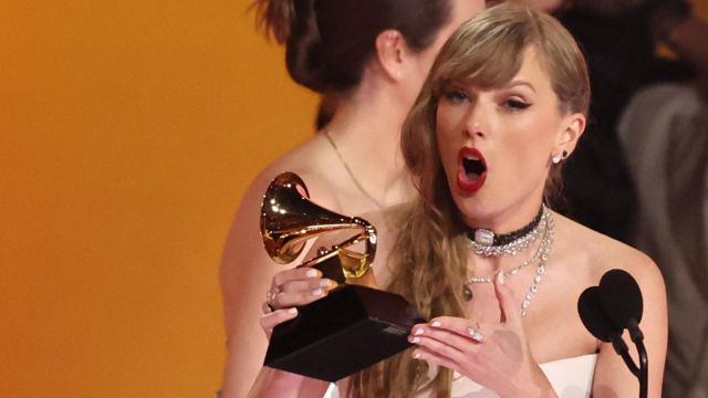 Taylor Swift con su Grammy a mejor álbum por Midnights