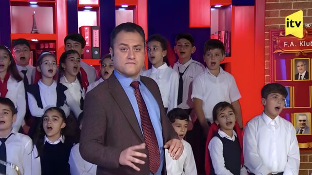 Ведущий общественного телевидения Азербайджана поет про Макрона 