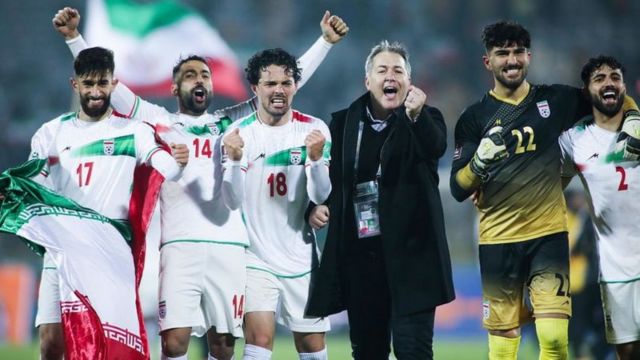 اسکوچیچ و بازیکنان تیم ملی ایران در حال خوشحالی کردن