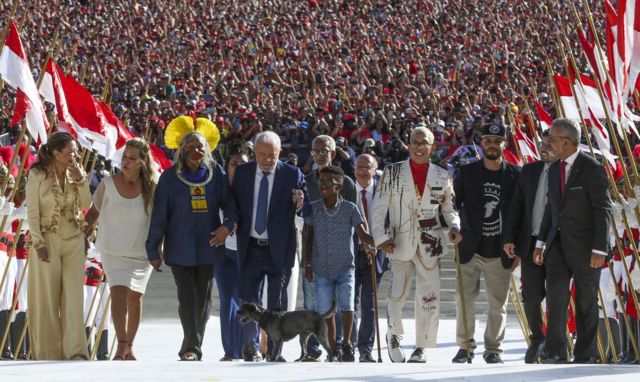 Lula acompanhado por líder indígena e jovens