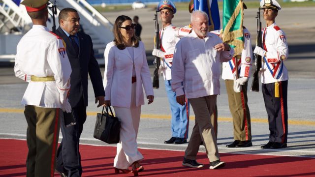 Lula e primeira-dama Janja ao chegar a Cuba