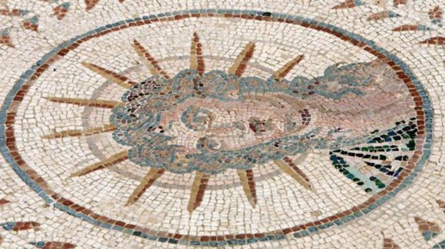 Mosaico mostra uma figura com tiara de sol