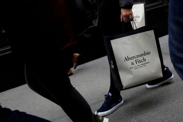 Una persona con una bolsa de Abercrombie & Fitch