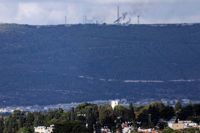 Fumaça se eleva no alto de um morro no sul do Líbano