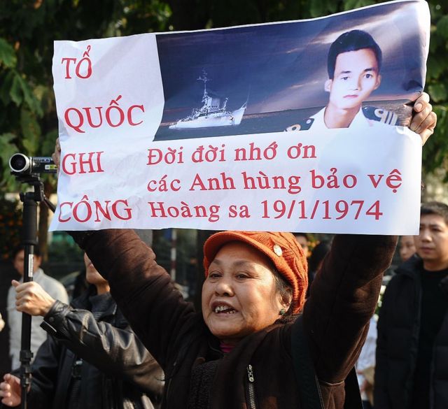 Người biểu tình chống Trung Quốc vào năm 2014 ở Hà Nội cầm biểu ngữ với chân dung hạm trưởng HQ-10 Ngụy Văn Thà, người nằm trong số 74 lính VNCH tử trận trong Hải chiến Hoàng Sa ngày 19/1/1974