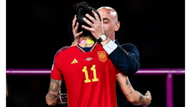 Luis Rubiales, Presidente de la Federación Española de Fútbol, besa en los labios a la centrocampista Jennifer Hermoso
