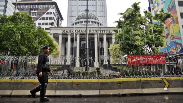 Polisi berjaga di luar gedung Mahkamah Konstitusi Indonesia Jakarta, (11/06/2019) saat persidangan terkait sengketa pemilihan presiden dimulai.