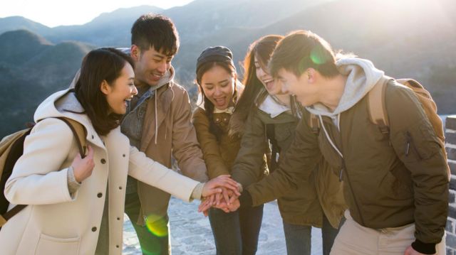 Jóvenes asiáticos uniendo sus manos