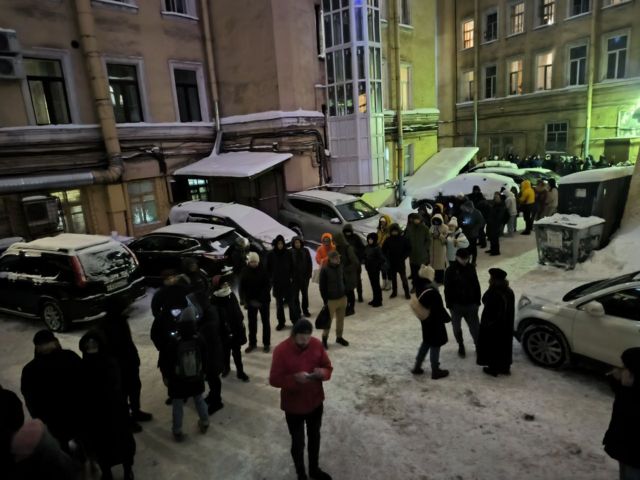Люди ждут возможности оставить подпись за выдвижение Надеждина в Санкт-Петерубрге, 21 января 2024 года