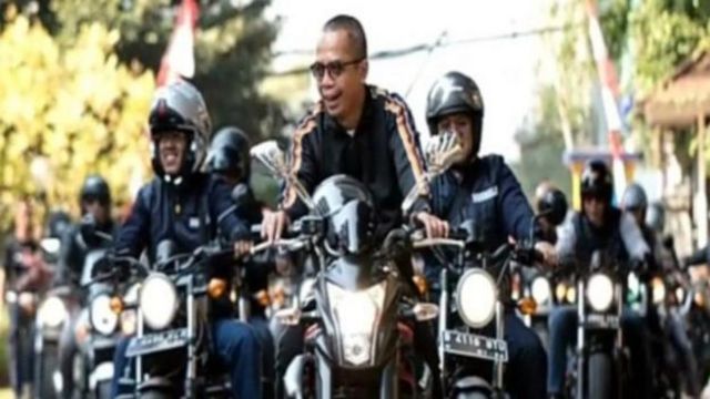 Tangkapan layar Dirjen Pajak Suryo Utomo mengendarai sepeda motor di Youtube.