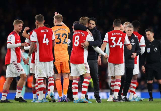 Mikel Arteta and the Arsenal players celebrate the win over Leicester