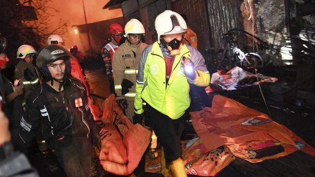 Para petugas mengevakuasi jenazah korban kebakaran Depo Pertamina Plumpang di kawasan Jalan Koramil, Rawa Badak Selatan, Koja, Jakarta Utara, Jumat (3/3/2023). 