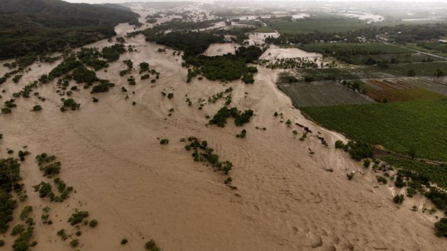 Fotografía aérea que muestra el desbordamiento del río Ocoa por las fuertes lluvias.